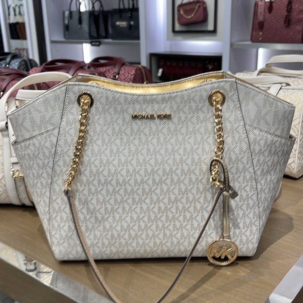 MICHAEL KORS 
Jet Set Travel Large Signature Chain Shoulder Tote Bag
Pale Gold